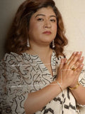 Model wearing gold Noira Pearl ring with natural pearls and zircon prong setting on hand